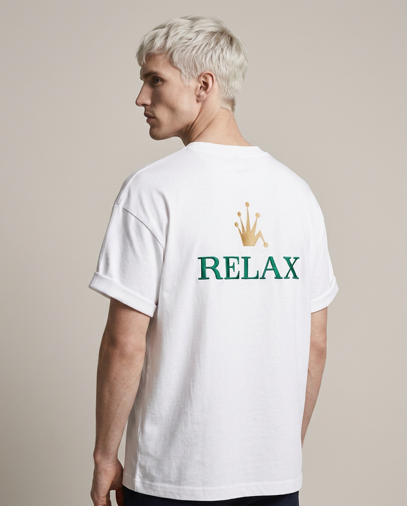 RELAX Tee Bianco – Closeup
